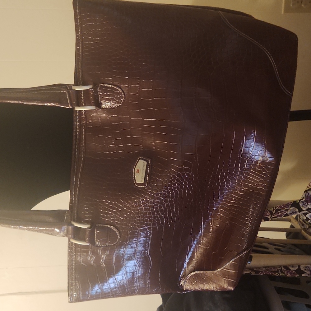 EUC GLORIA VANDERBILT BURGUNDY SHOULDER BAG
